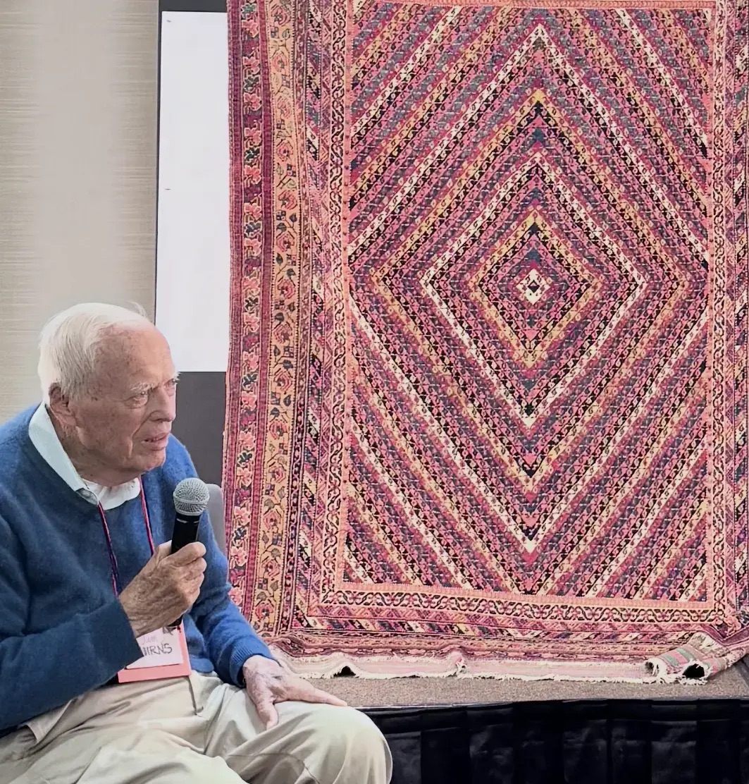 جیمز دی. برنز در نشست فرش و منسوجات سانتا یِنز (Santa Ynez Carpet and Textile Forum)